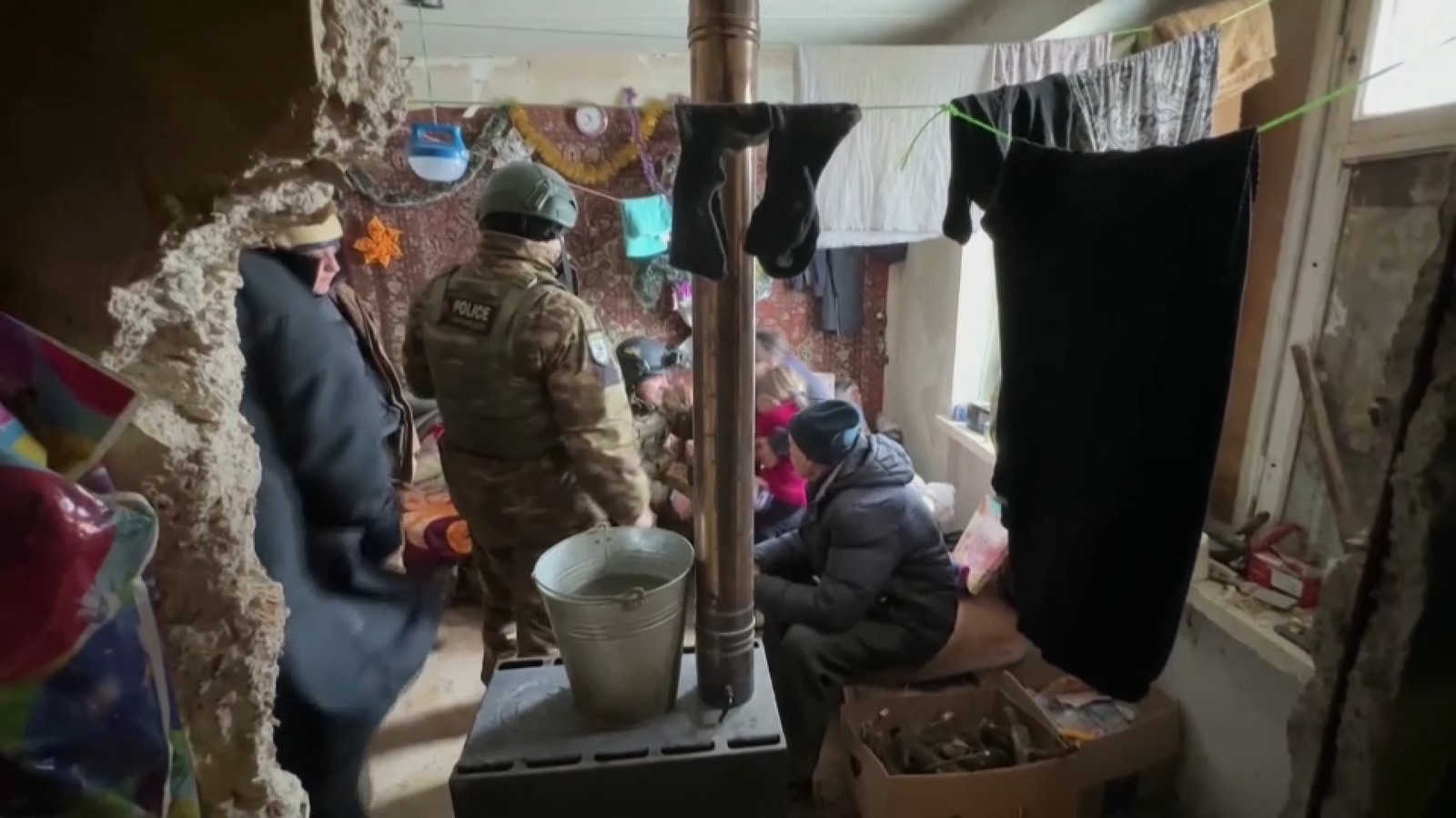 Una família ucraïnesa, que després de viure set mesos en aquestes condicions, ha rebut l'ajuda de l'ONG