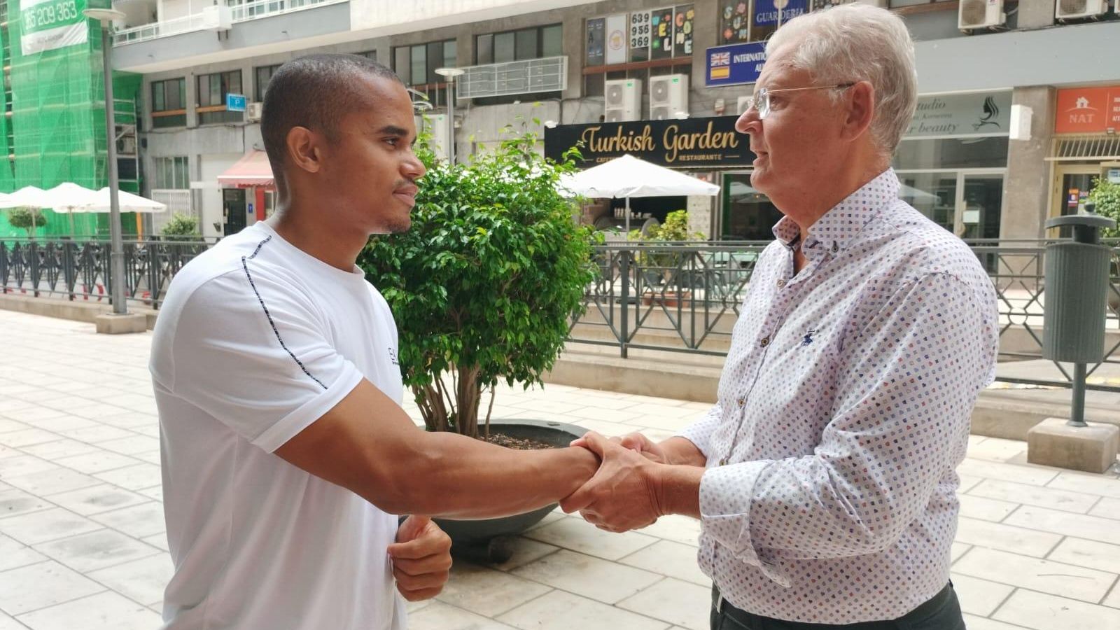 Felipe David Souza, l'heroi que va rescatar el xiquet, amb el regidor de Seguretat Julio Calero