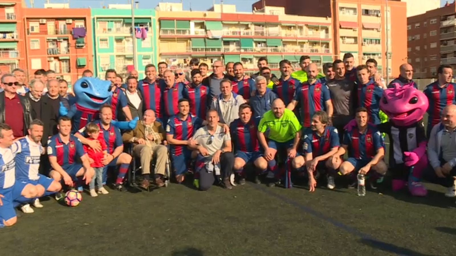 Emotiu homenatge dels veterans del Llevant a Antonio Calpe