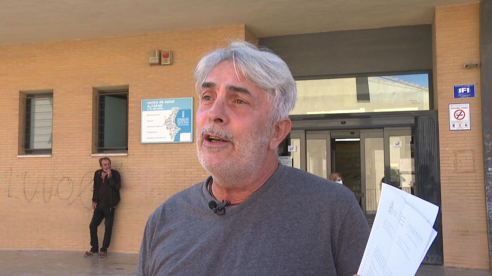 Francesc Xavier Tébar mostra la notificació de la sanció de 601 euros