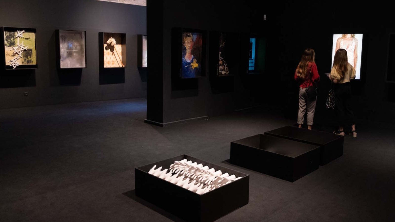 Les 26 obres estan encapsulades en cubicles de 100x70 cm per recordar la idea de tancament