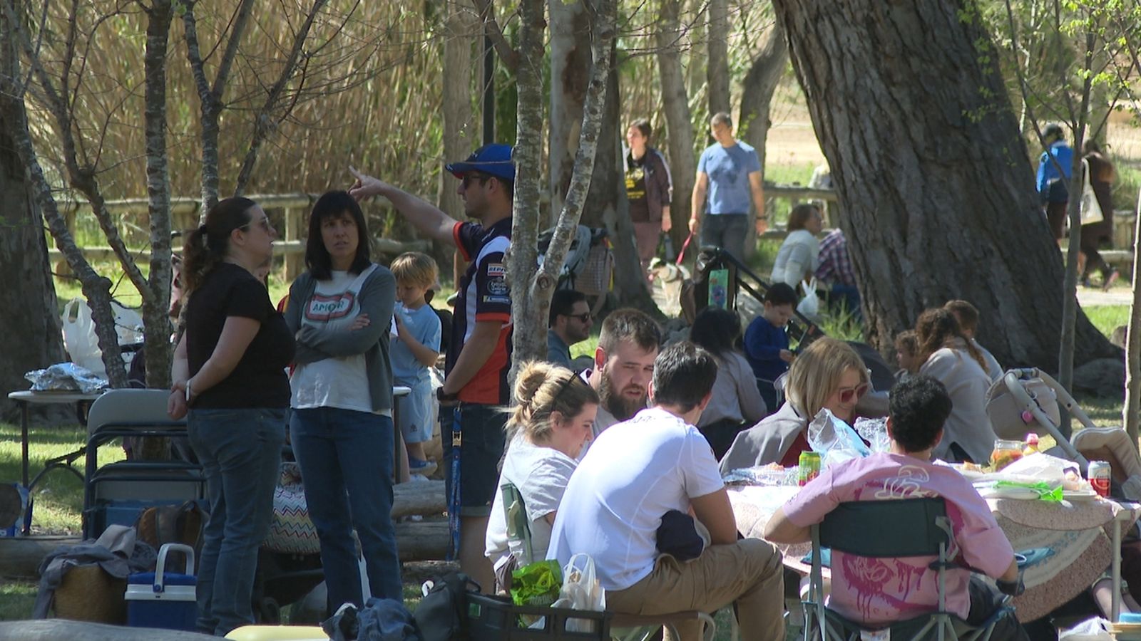 Amb el bon temps, famílies i amics es reunixen per a gaudir de la muntanya