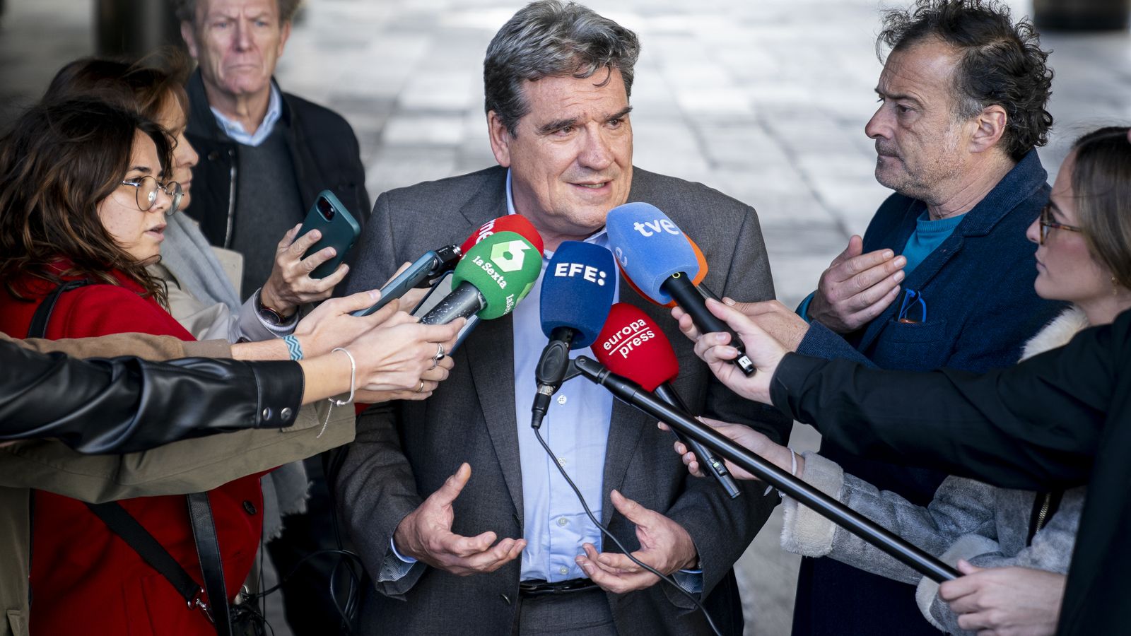El ministre d'Inclusió, Seguretat Social i Migracions, José Luis Escrivá, atén els mitjans