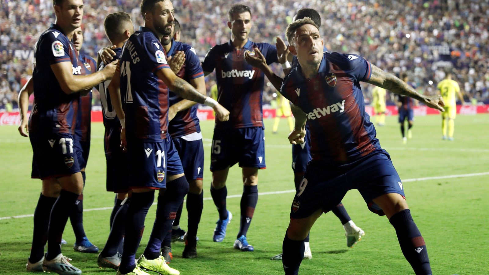 Roger celebra el seu segon gol de penal, que va completar la remuntada granota (Efe)