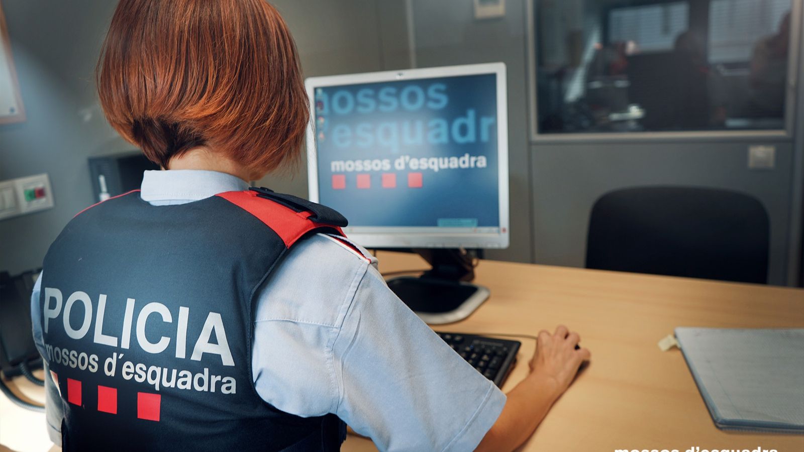 Una agent dels Mossos d'Esquadra en les dependències policials, en una imatge d'arxiu