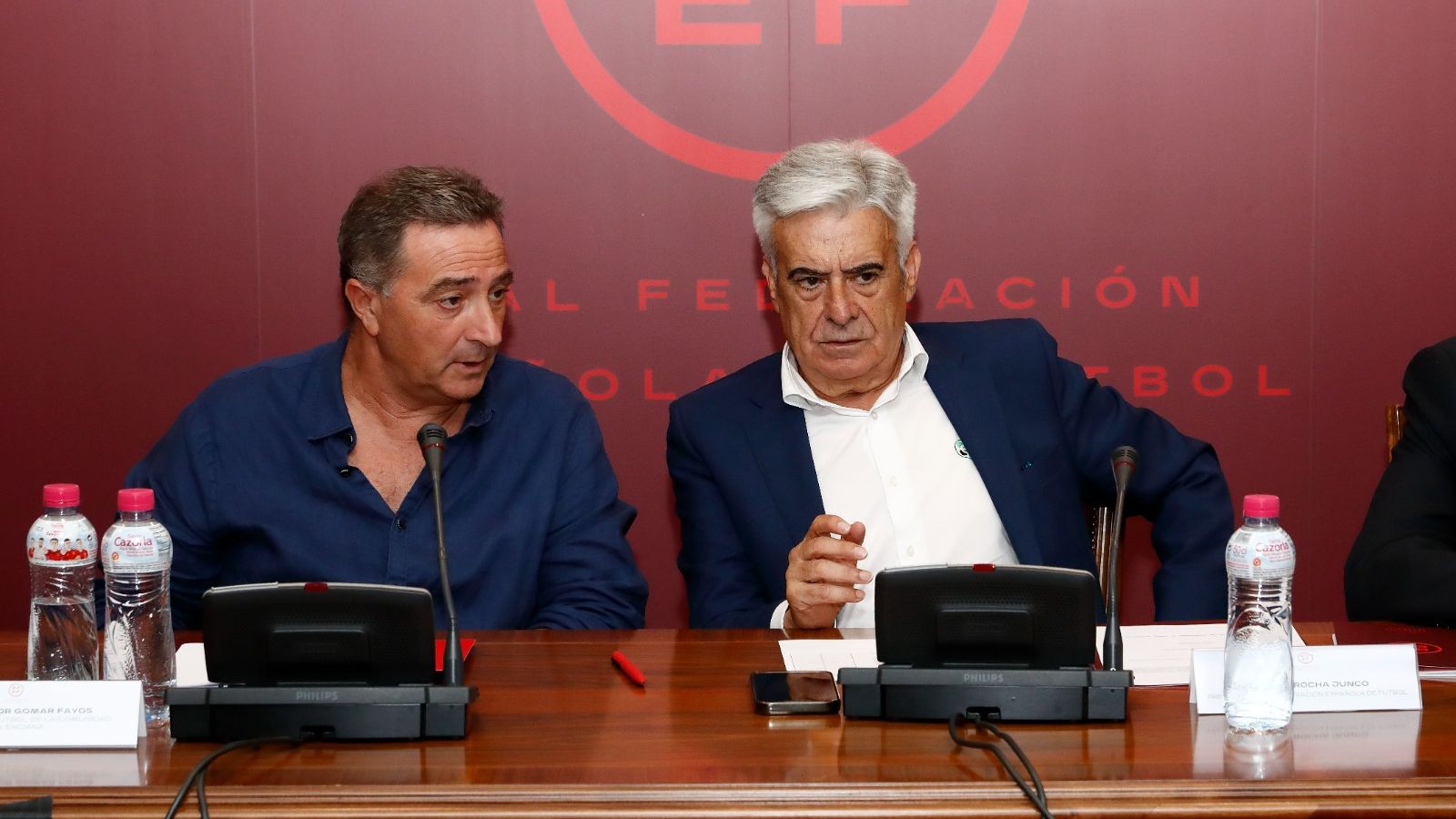 El president interí de la Reial Federació Espanyola de Futbol, Pedro Rocha (dreta), al costat del de la Federació de Futbol de la Comunitat Valenciana, Salvador Gomar Fayos