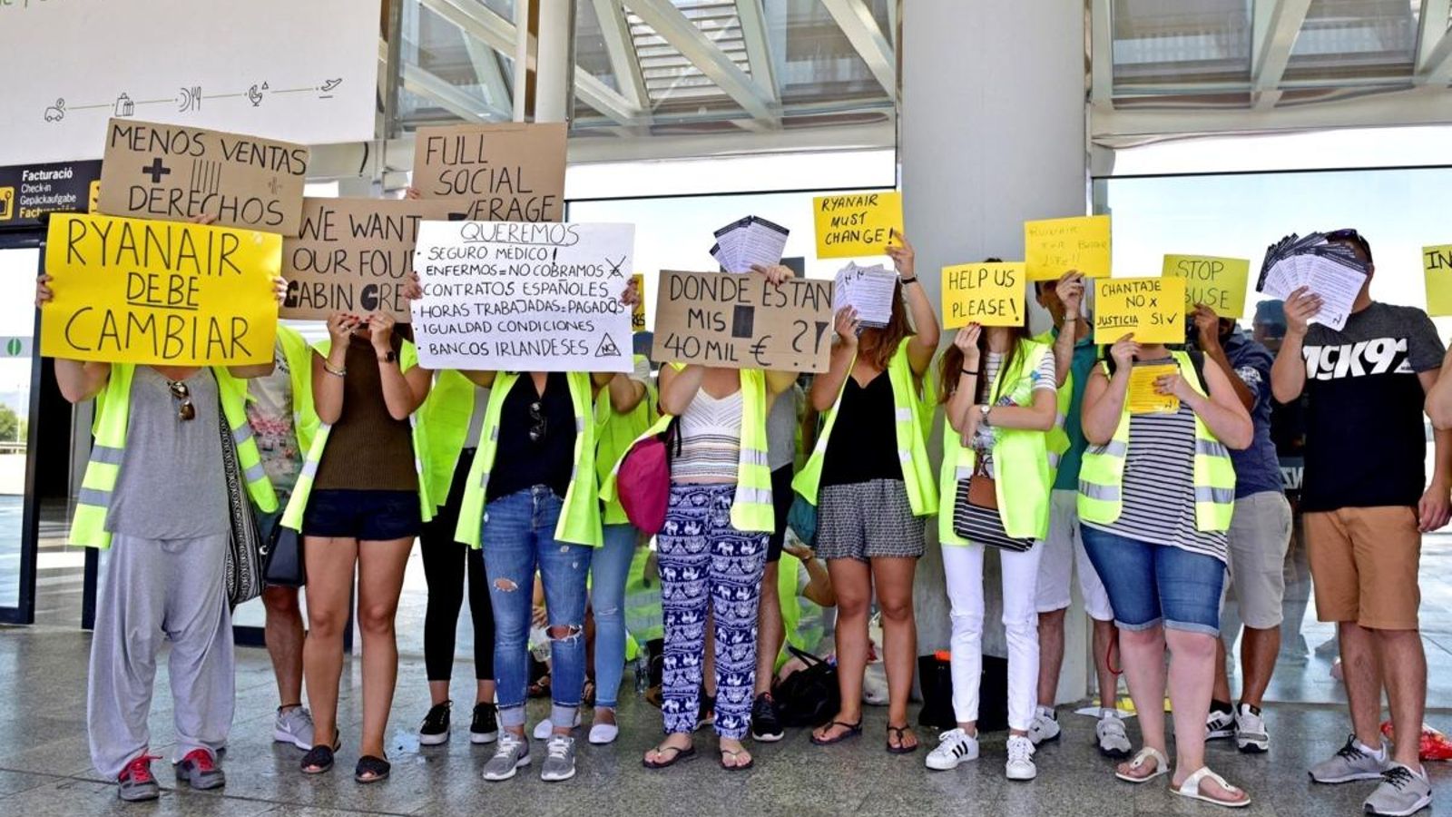 Treballadors de Ryanair es manifesten en l'aeroport de Palma de Mallorca durant la jornada de vaga, en una imatge d'arxiu