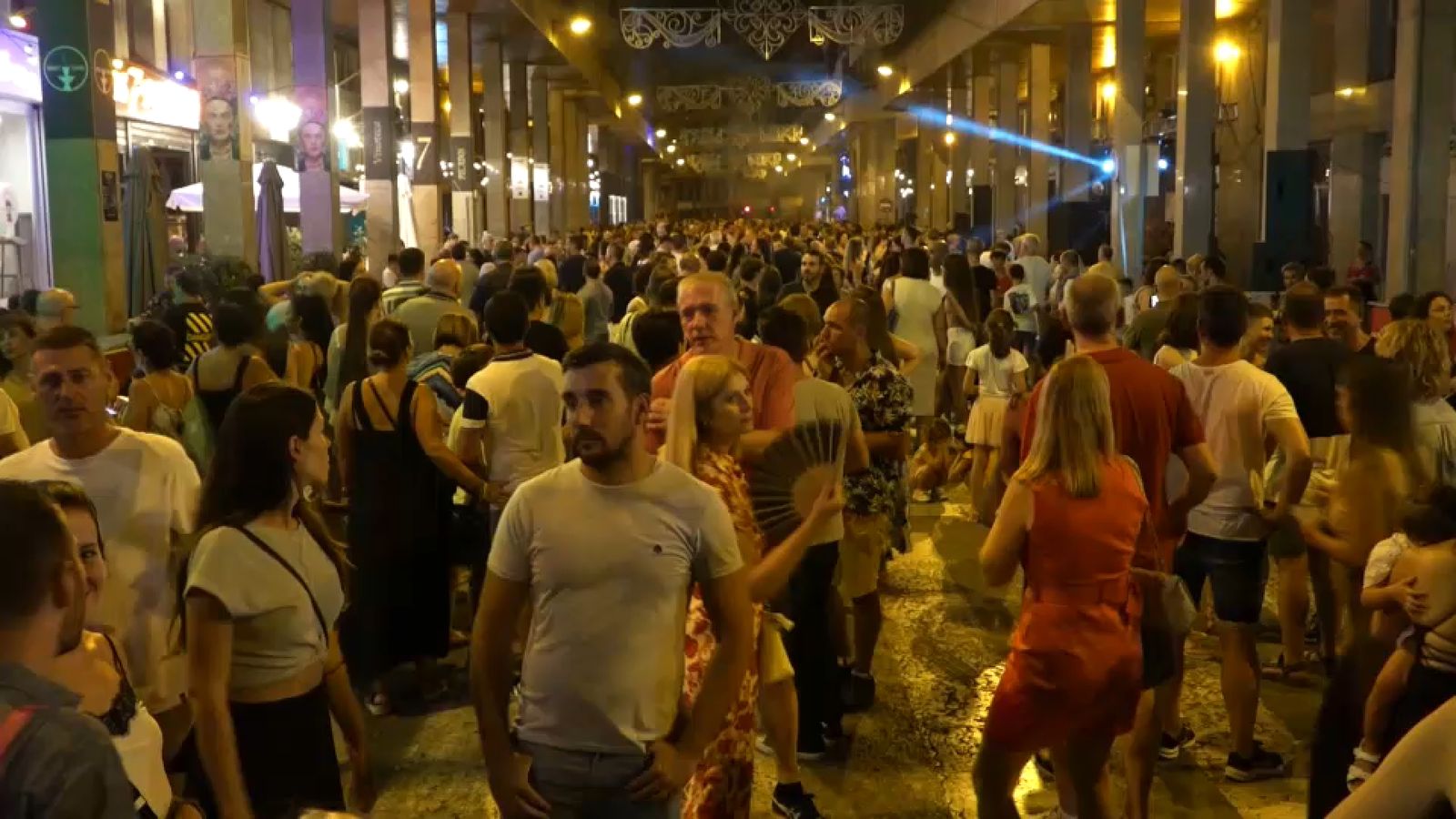 Multitud de persones es congreguen en el carrer durant la Nit de la Roà d'Elx