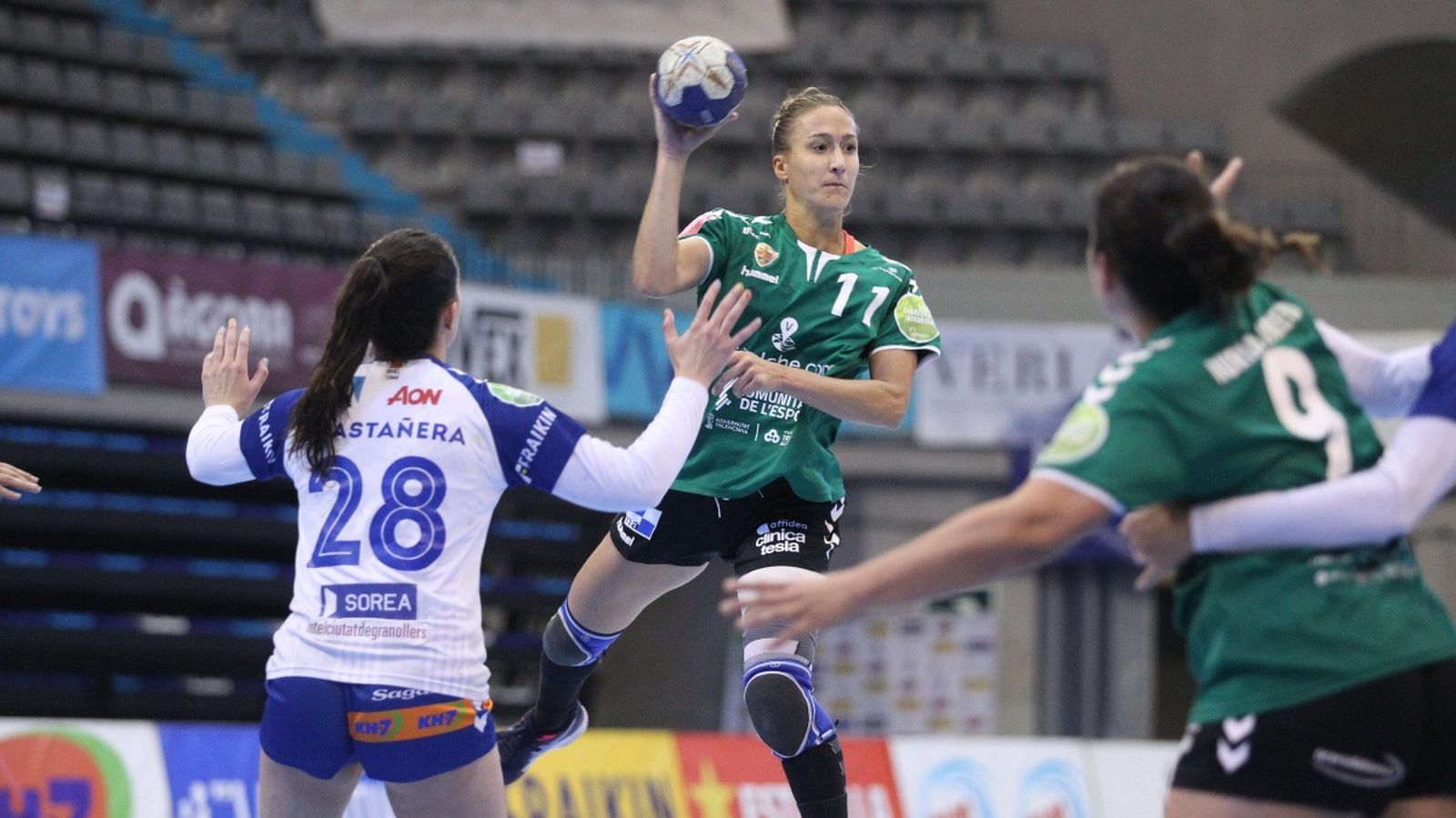 Ivet, màxima golejadora del partit amb set dianes, en una acció d'atac