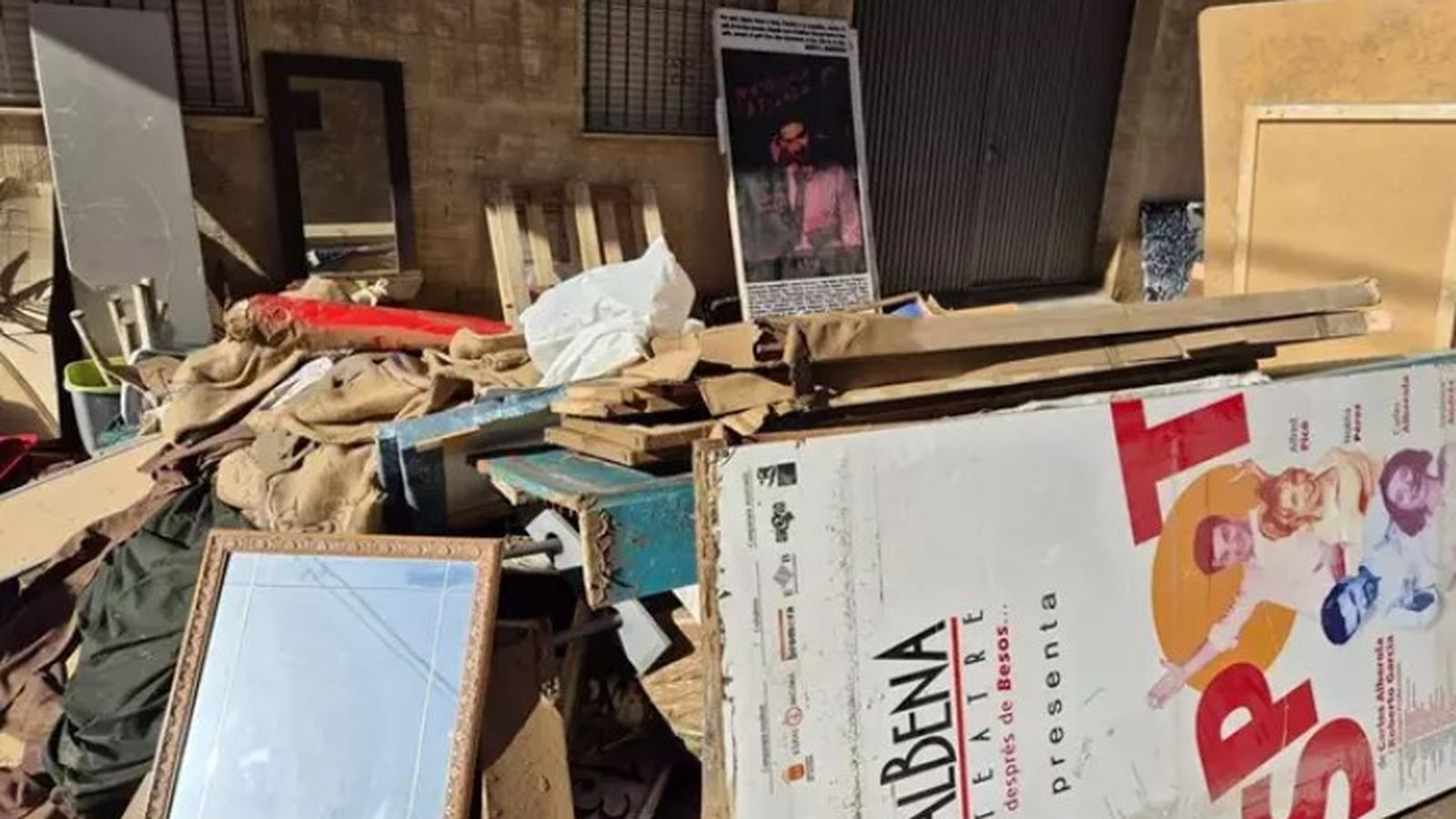 Danys en el magatzem d'Albena Teatre per la DANA