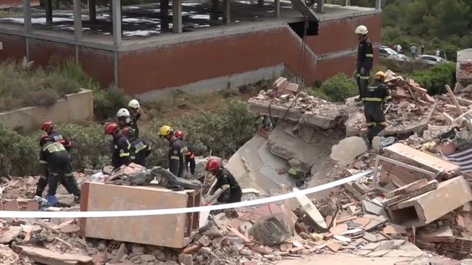 Imatge dels bombers de Castelló a l'edifici assolat
