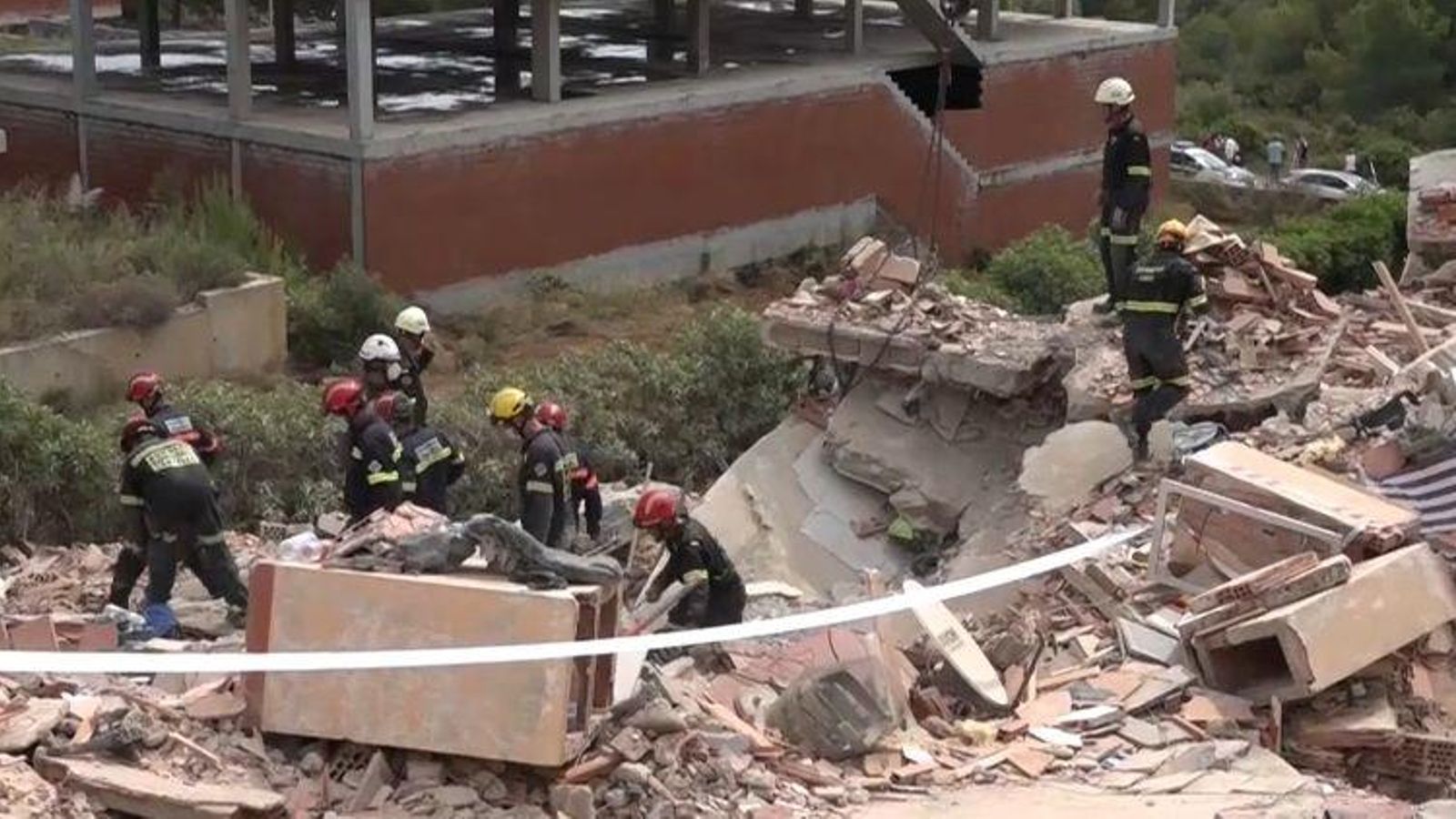 Imatge dels bombers de Castelló a l'edifici assolat
