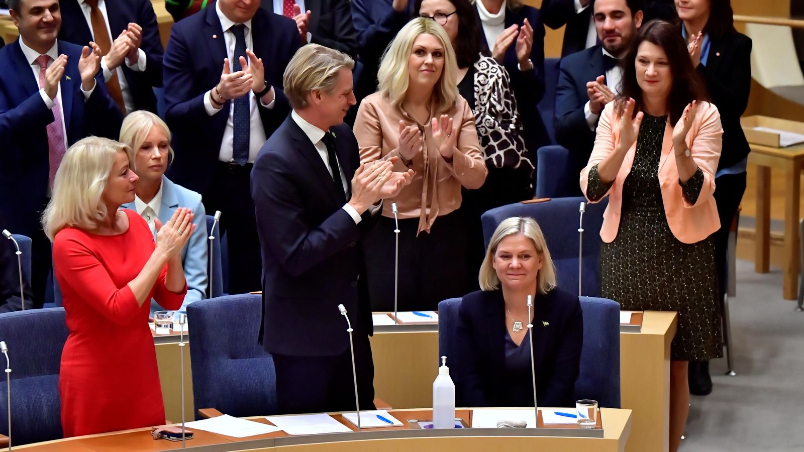 Magdalena Andersson és felicitada després de ser nomenada nova primera ministra a Estocolm, Suècia