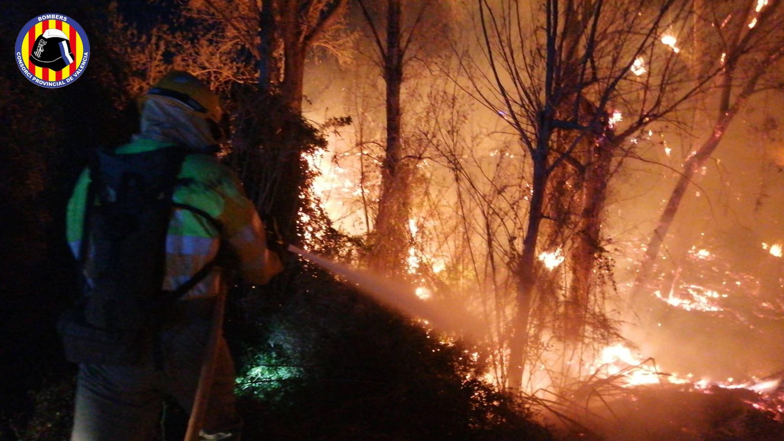 Tasques d'extinció de l'incendi forestal declarat aquest diumenge a Godelleta