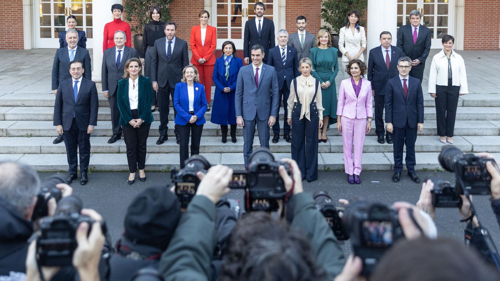 En imatge, foto de família de la XV legislatura a la Moncloa