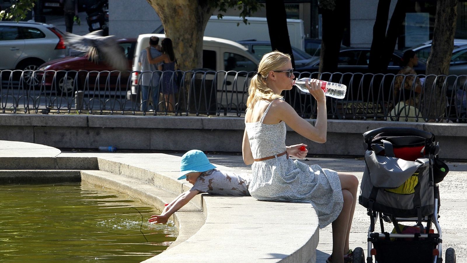 EuropaPress_6005094_sol_calor_temperaturas_buen_tiempo_bebiendo_agua_familia_refrescarse