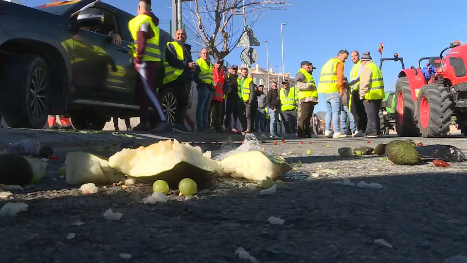 Protesta d'agricultors contra productes de fora d'Espanya a la porta d'un supermercat de Novelda