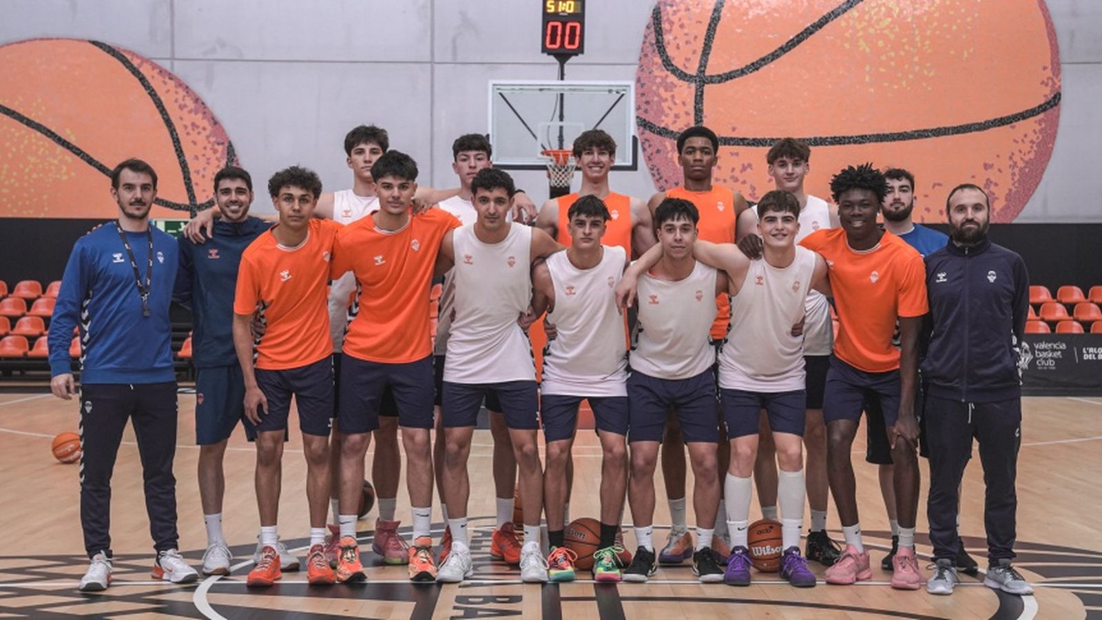 L'equip júnior A masculí del València Basket posa per a una foto d'equip