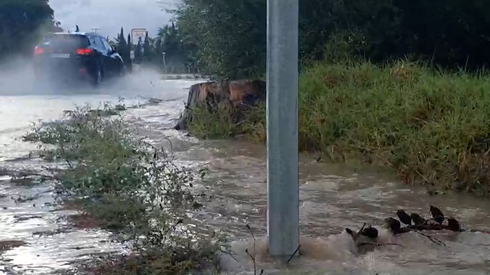 Acumulació d'aigua en carretes després de les intenses pluges a Elx