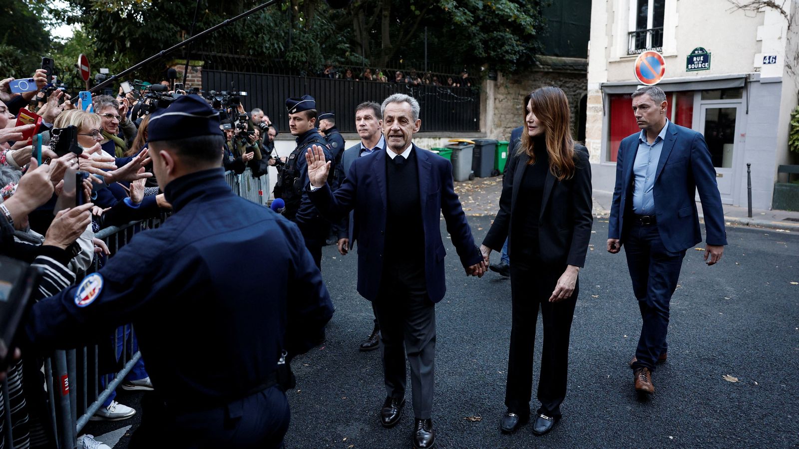 L'expresident Nicolas Sarkozy i Carla Bruni a l'eixida cap a la presó de La Santé