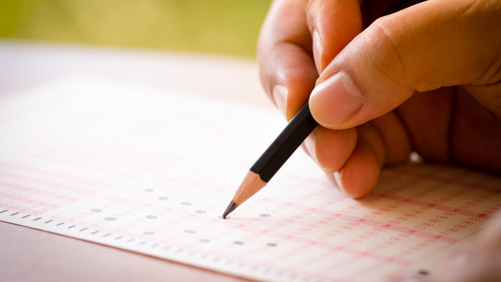 Un opositor plena el full de respostes d'un examen