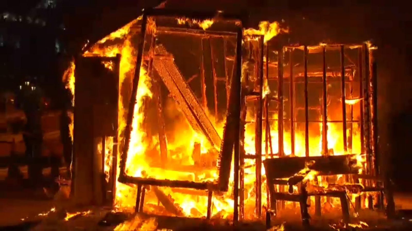 Així s'ha cremat la falla municipal infantil de València