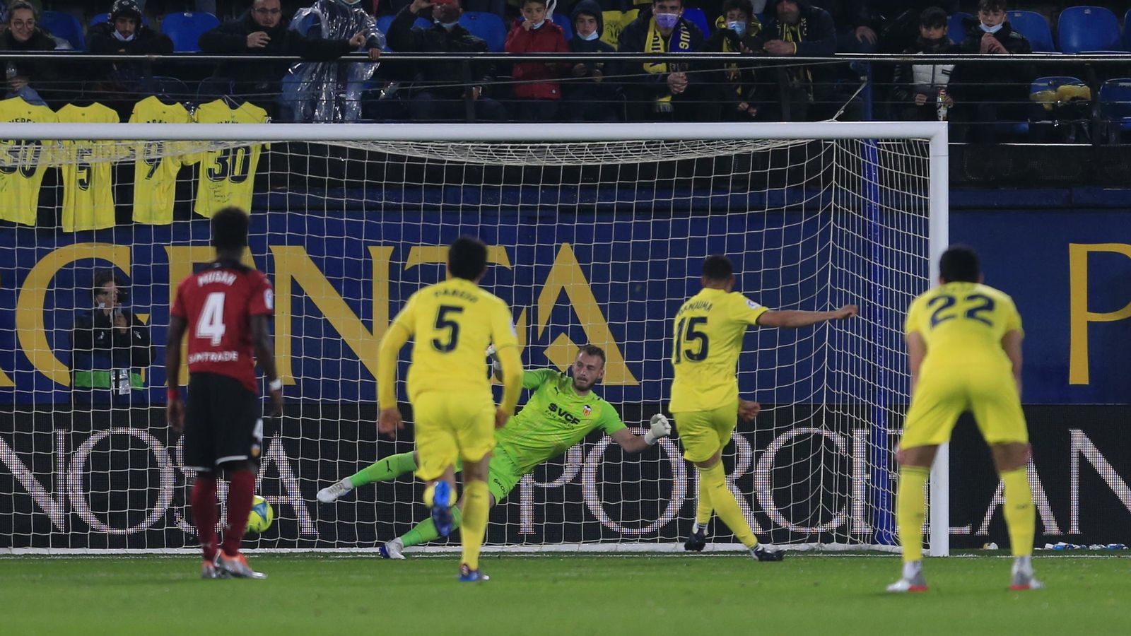 Danjuma fa el primer gol de penal.