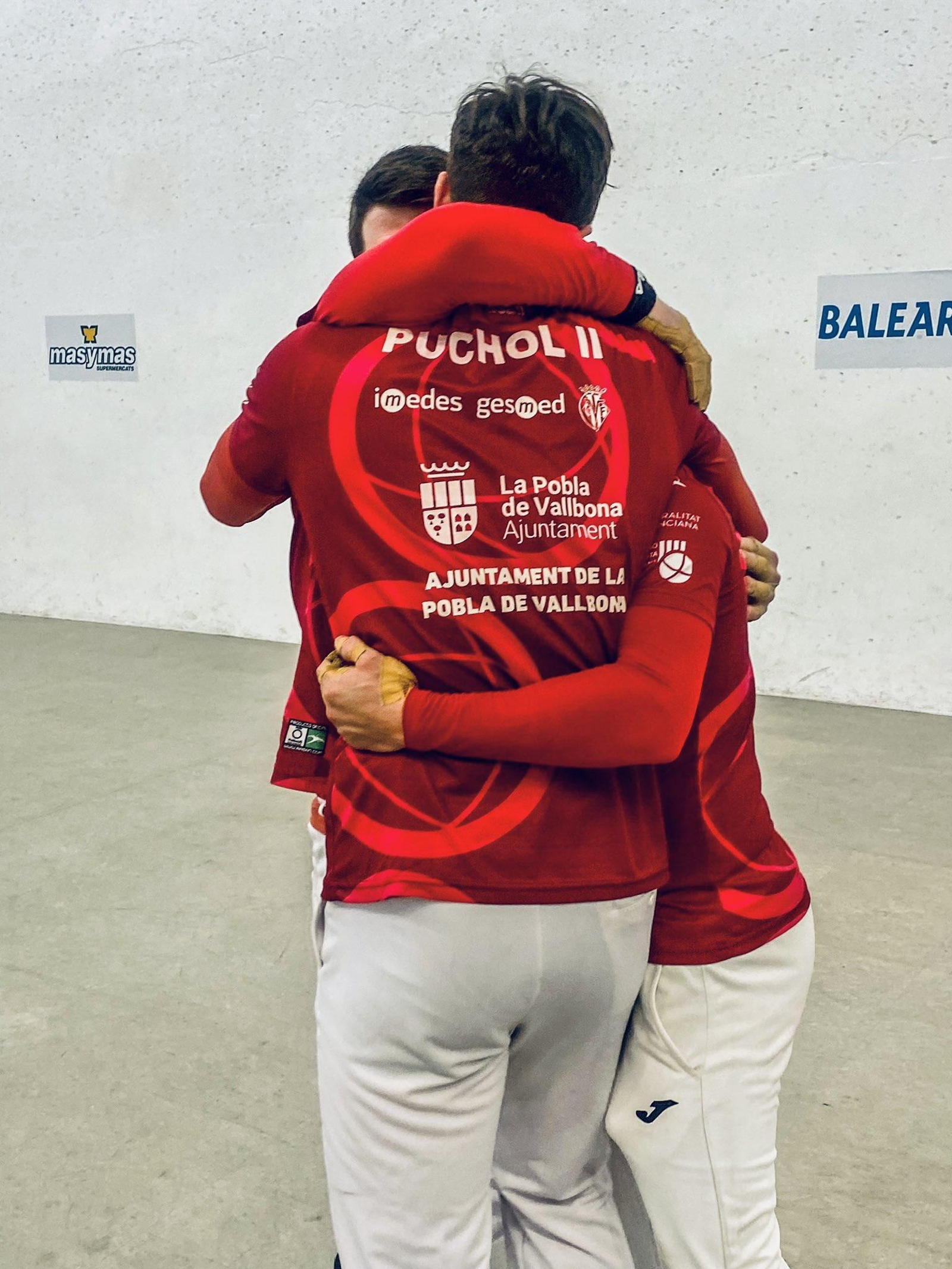 El trio de La Pobla de Vallbona celebra el triomf al trinquet de Pelai