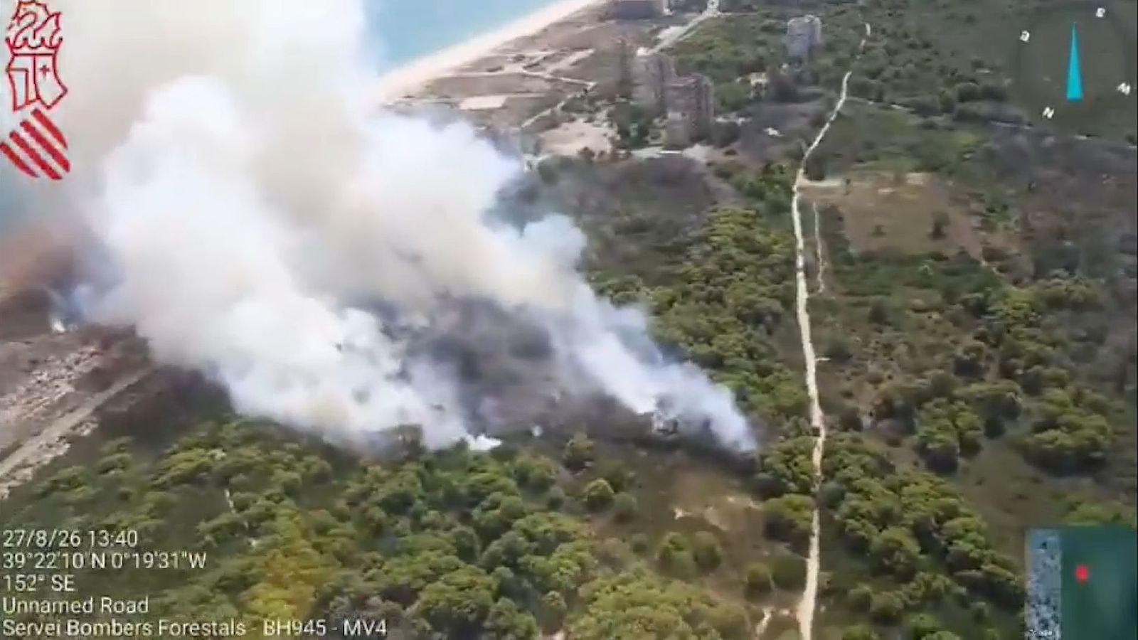 Imatge aèria de l'incendi del Saler, captada des d'un helicòpter dels bombers forestals