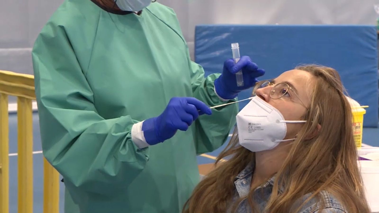 Una professora de Biotecnologia de la Universitat Politècnica de València es realitza una PCR