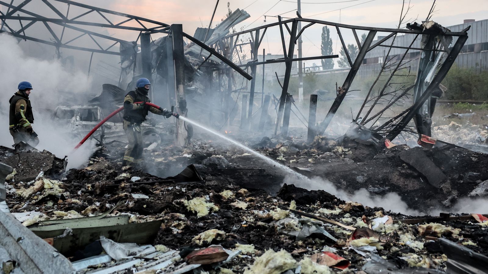 Membres del servei de rescat ucraïnés treballen en una zona residencia de Kíiv atacada amb míssils