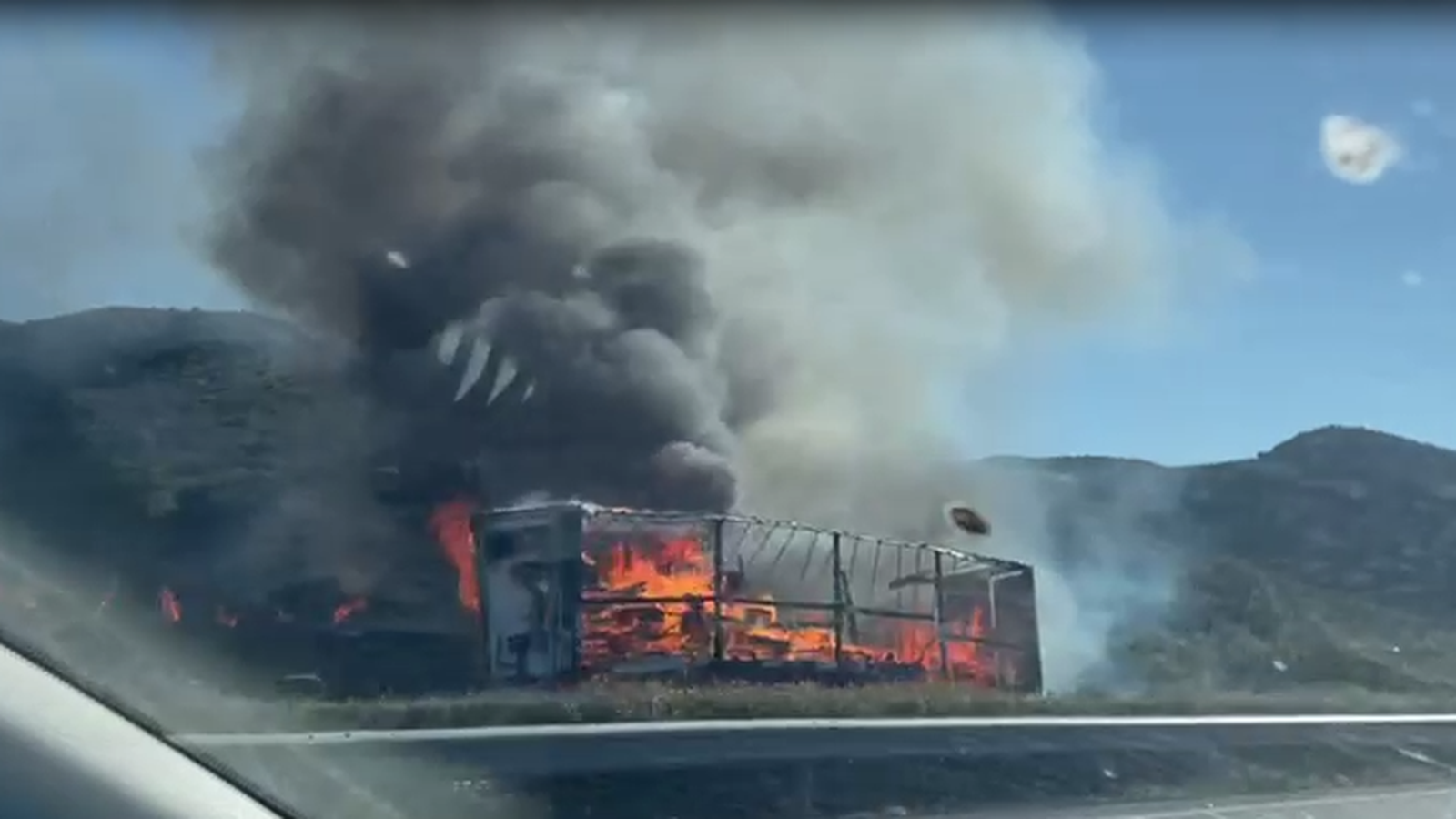 El camió incendiant vist des de l'altre costat de l'AP7