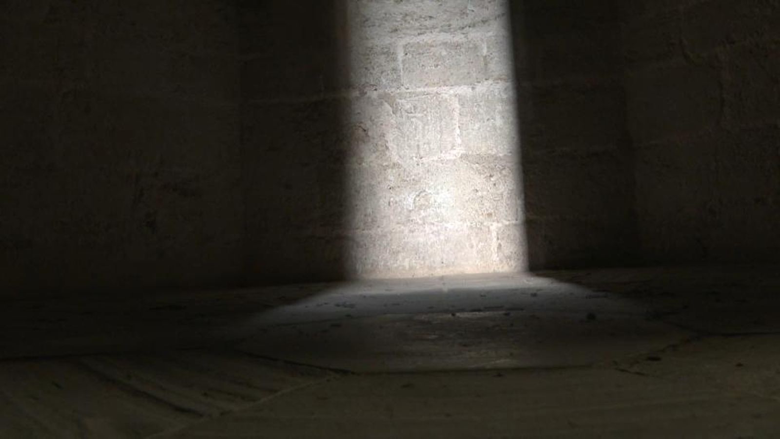 Els rajos del sol il·luminant la presó del Micalet