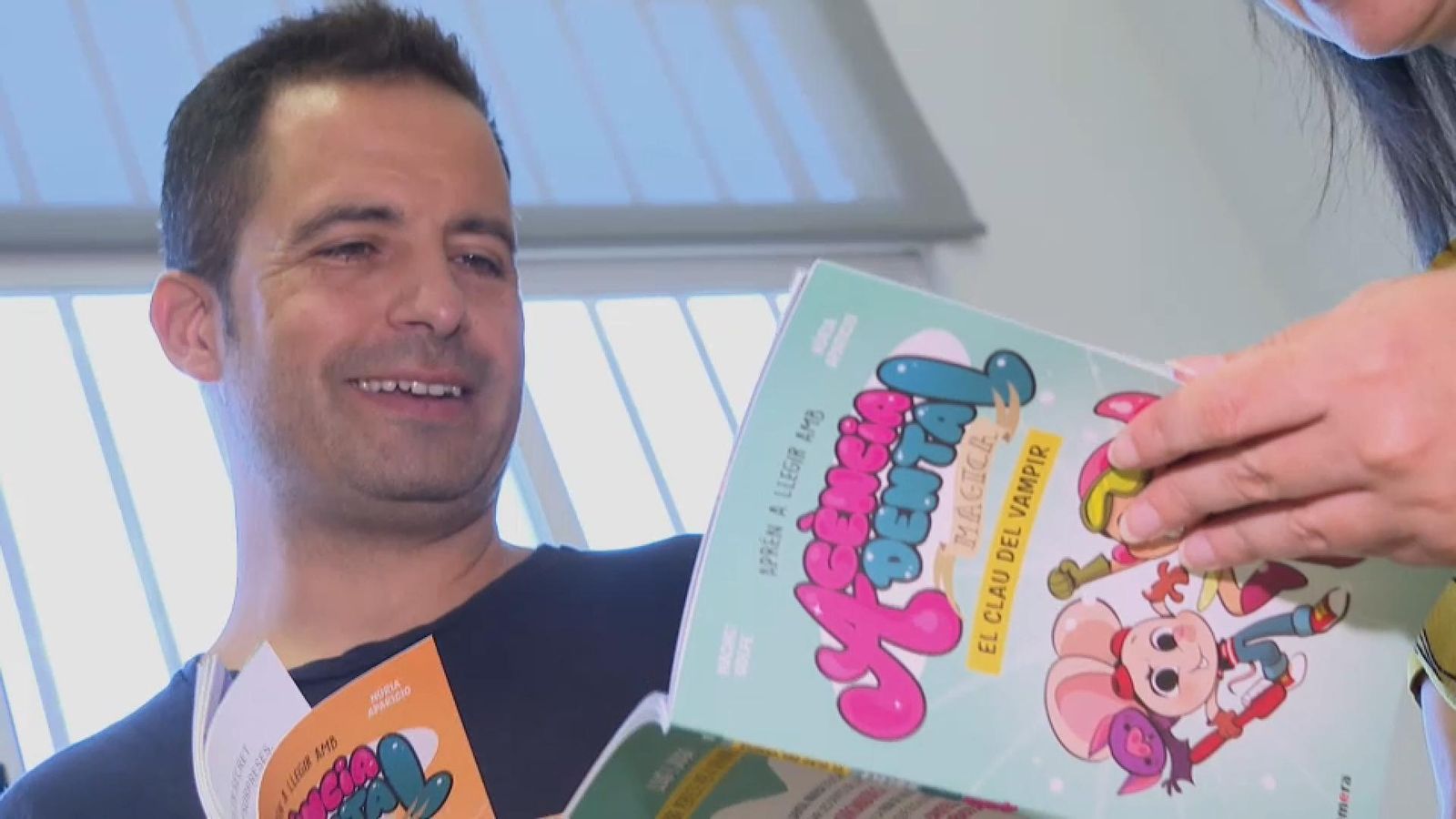 Nacho Golfe, amb un exemplar del seu nou còmic 'Agència dental màgica'