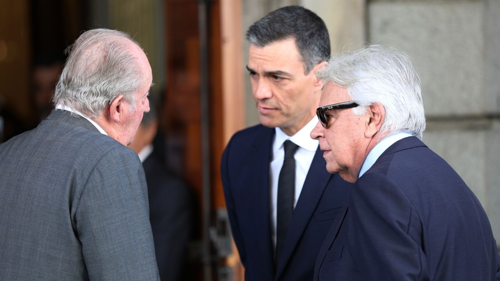 El rei emèrit, a l'esquerra, conversa amb el president del govern, Pedro Sánchez, i l'expresident del govern, Felipe González, en una imatge d'arxiu
