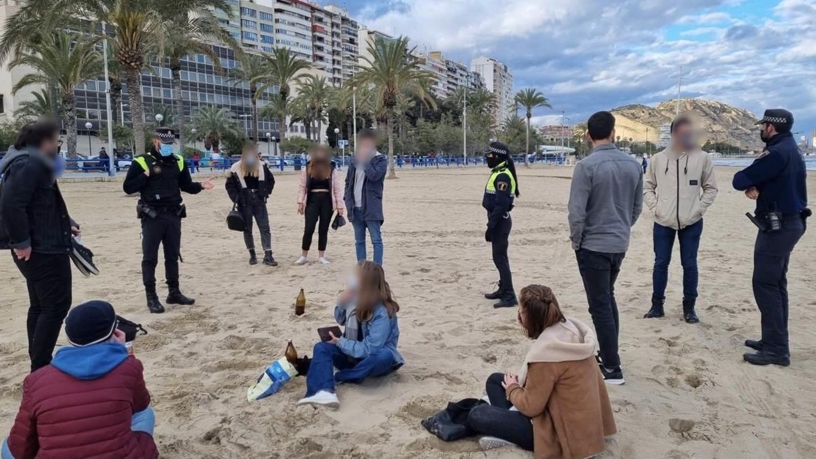 Agents de la Policia Local d'Alacant intervenen en un botellot a la platja en una imatge d'arxiu