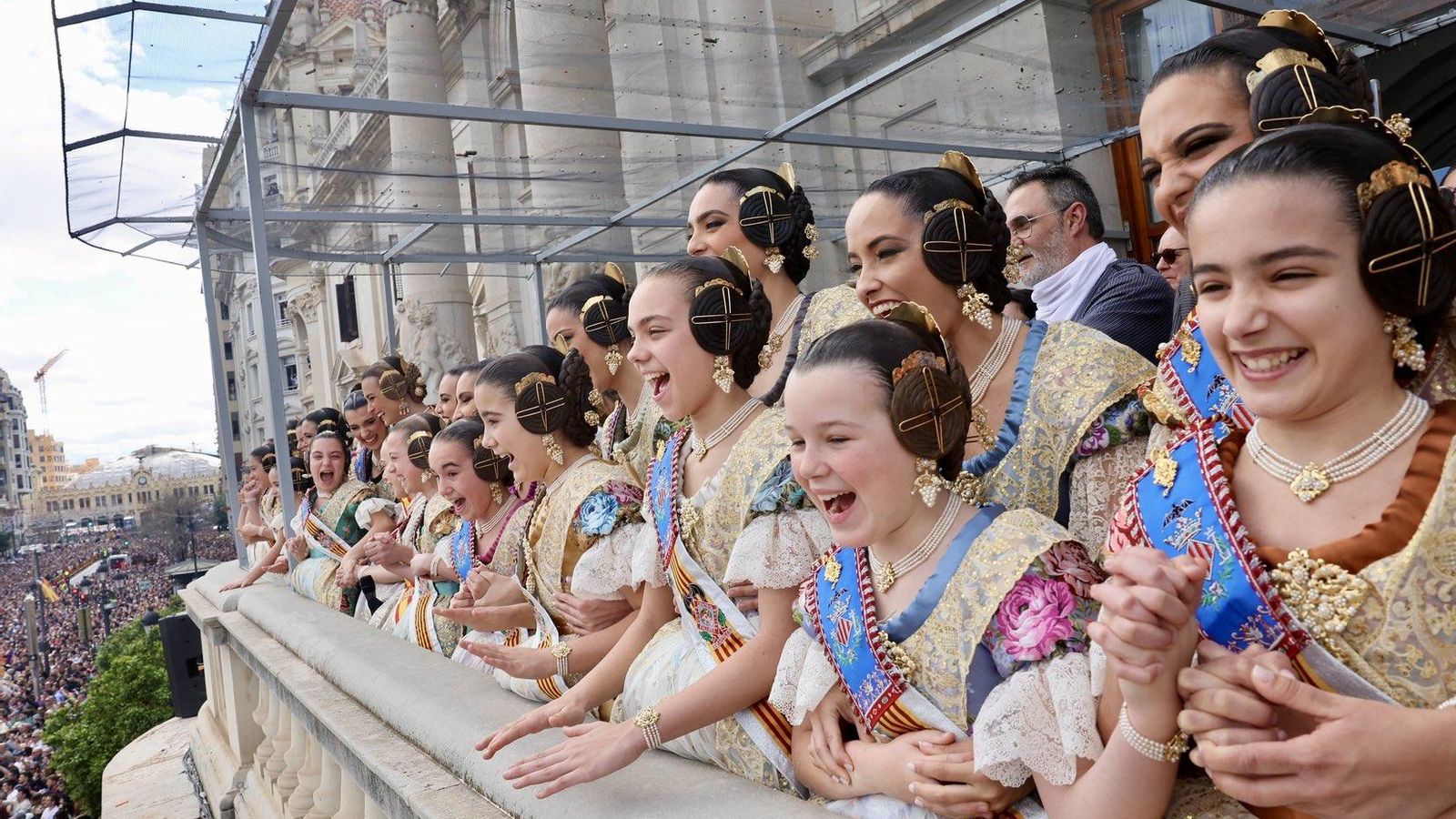 Ambient al balcó de la plaça de l'Ajuntament durant una mascletà