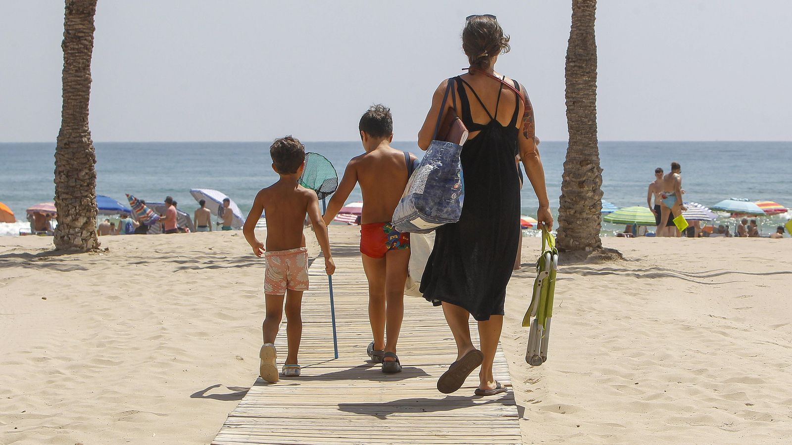 Una família a la platja de Sant Joan, a Alacant