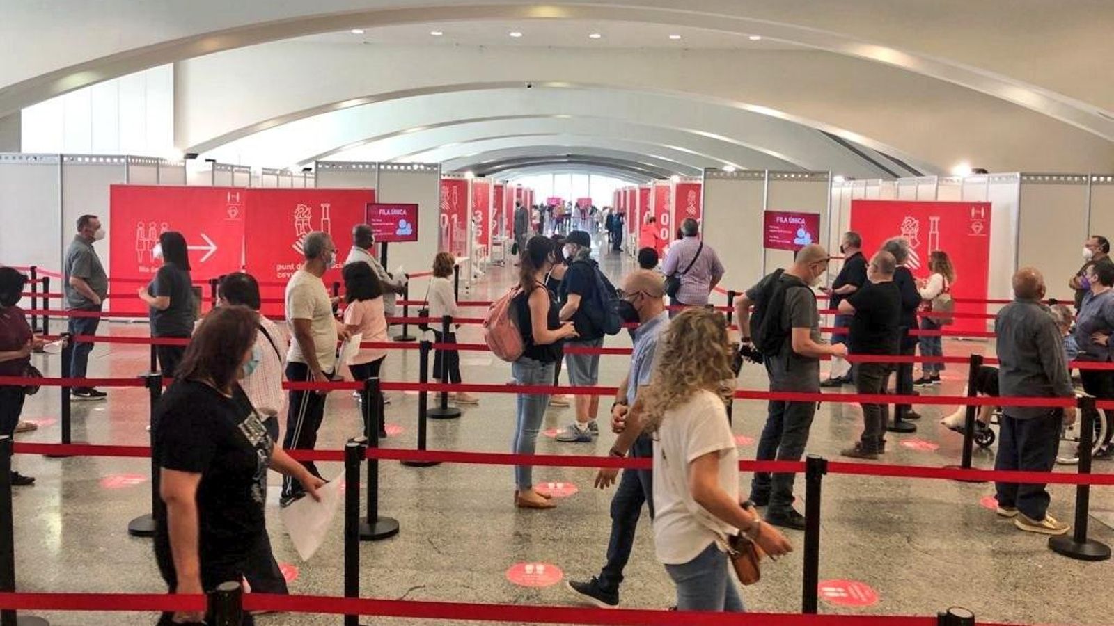 Cues en el centre de vacunació instal·lat a la Ciutat de les Arts i de les Ciències de València