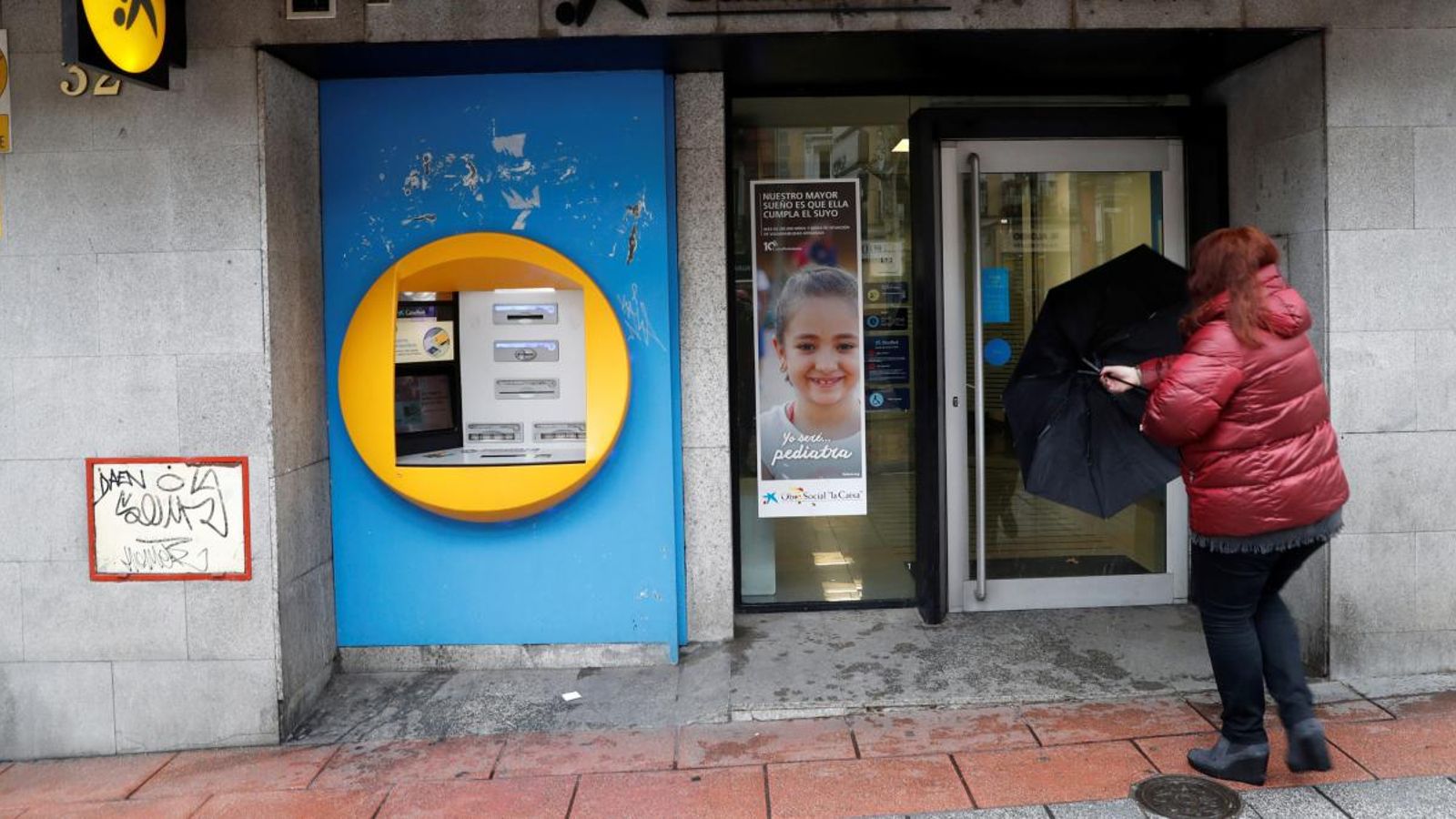 Una clienta, en una sucursal bancària