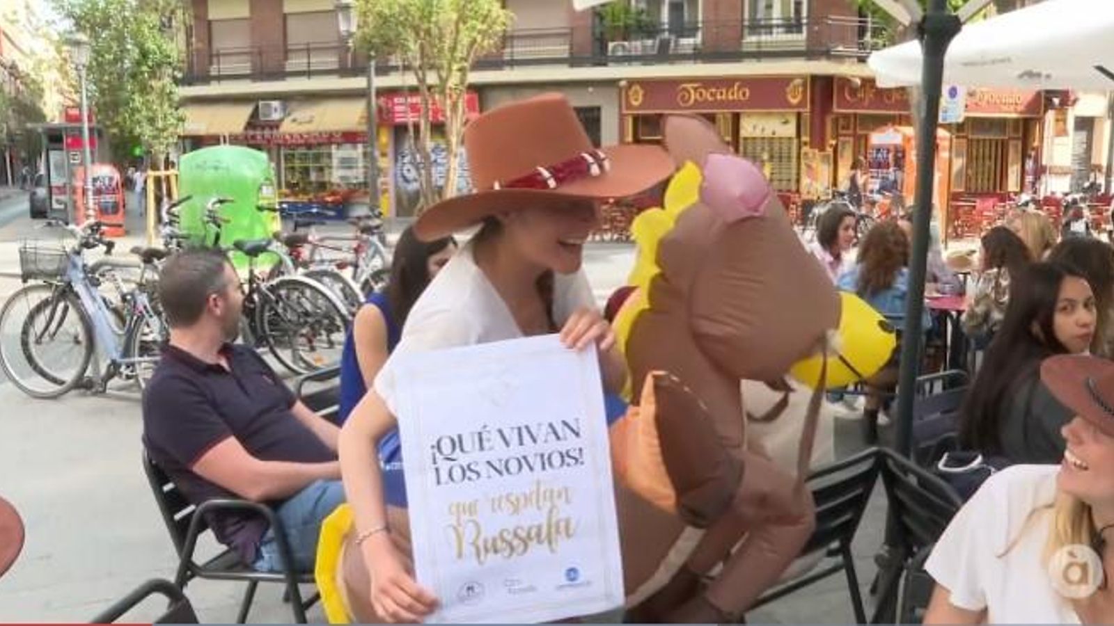 Una jove de festasta de comiat amb el cartell de la campanya