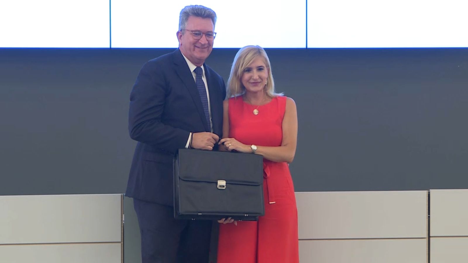 Salomé Pradas traspassa la cartera de Medi Ambient, Infraestructures i Territori al nou conseller, Vicente Martínez Mus