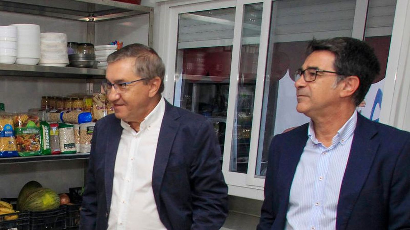 El conseller Rovira (esquerra), en una visita este dilluns a l'escoleta infantil Trazos y Rayajos a Sant Vicent del Raspeig