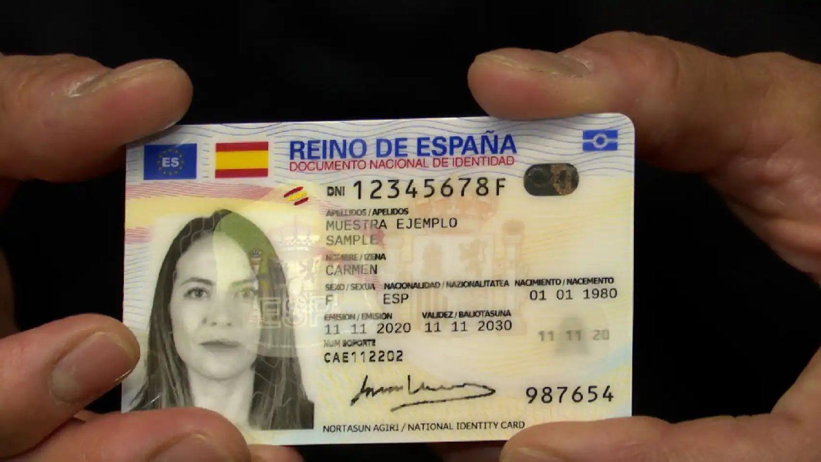 Una persona sosté un DNI de mostra (arxiu)