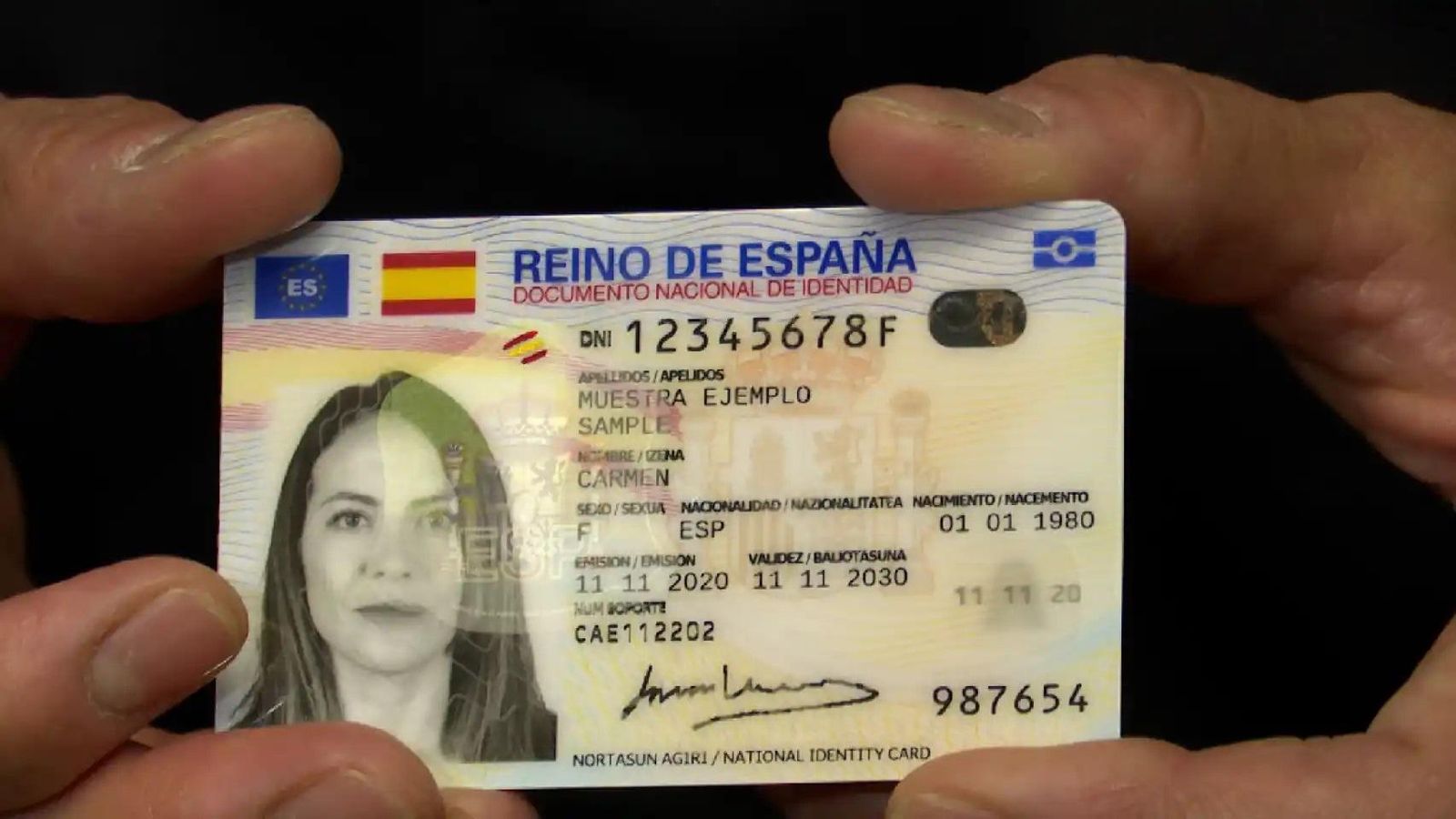 Una persona sosté un DNI de mostra (arxiu) Una persona sosté un DNI de mostra (arxiu)