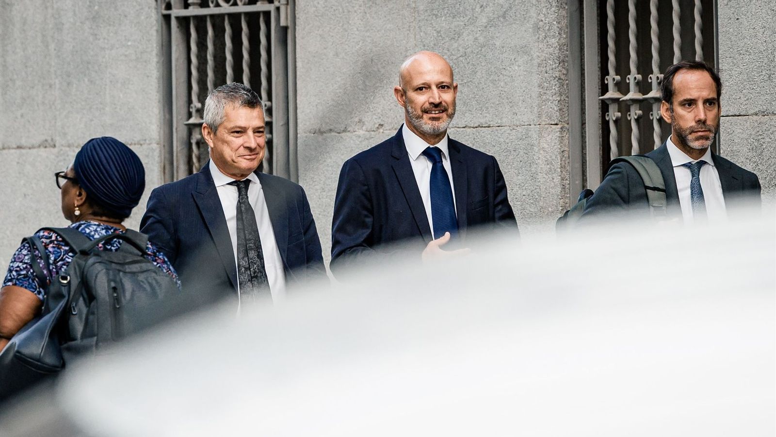 L'exdirectiu de Plus Ultra Roberto Roselli (centre) arriba a l'Audiència Nacional, este dimarts