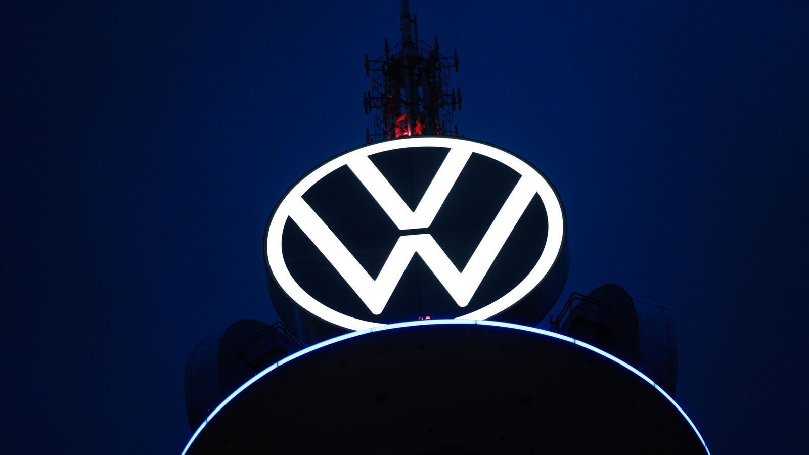 Logo de Volkswagen en una torre
