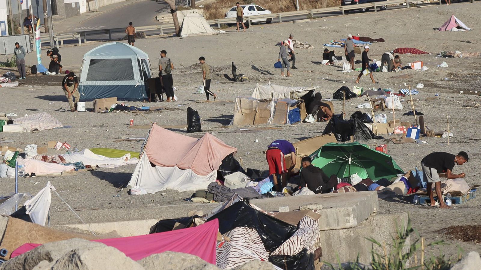 Els migrants que continuen acampants en la platja del Trampolín de Ceuta