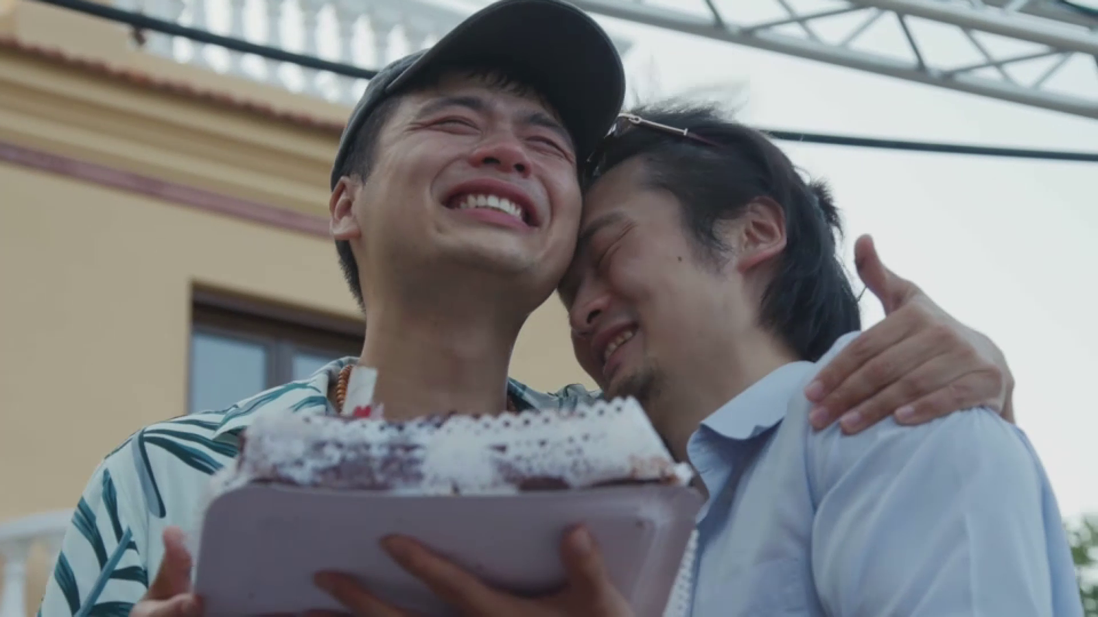 Hu es retroba amb el seu germà després de 3 anys