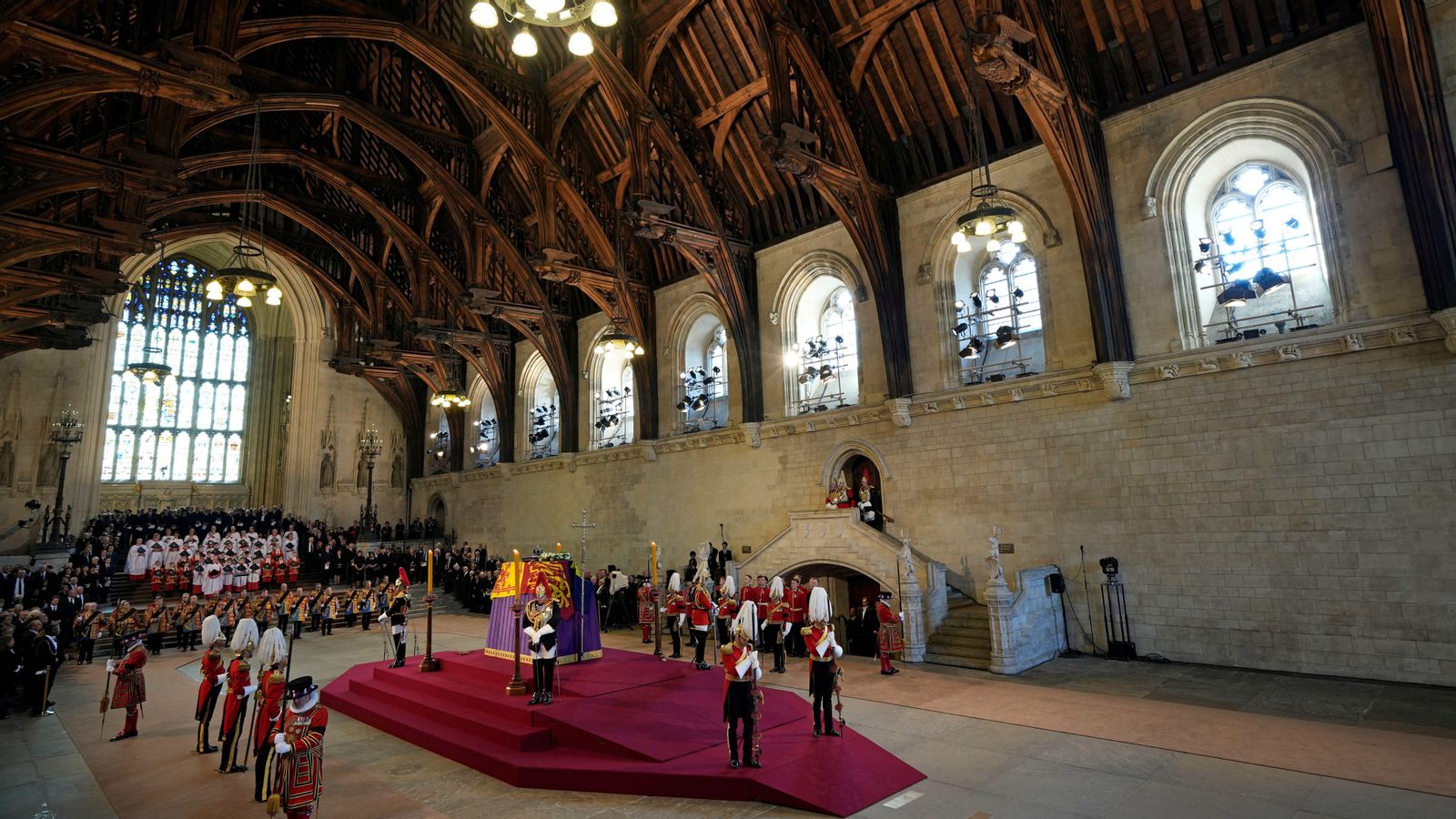 Les restes mortals d'Isabel II arriben al palau de Westminster, a Londres